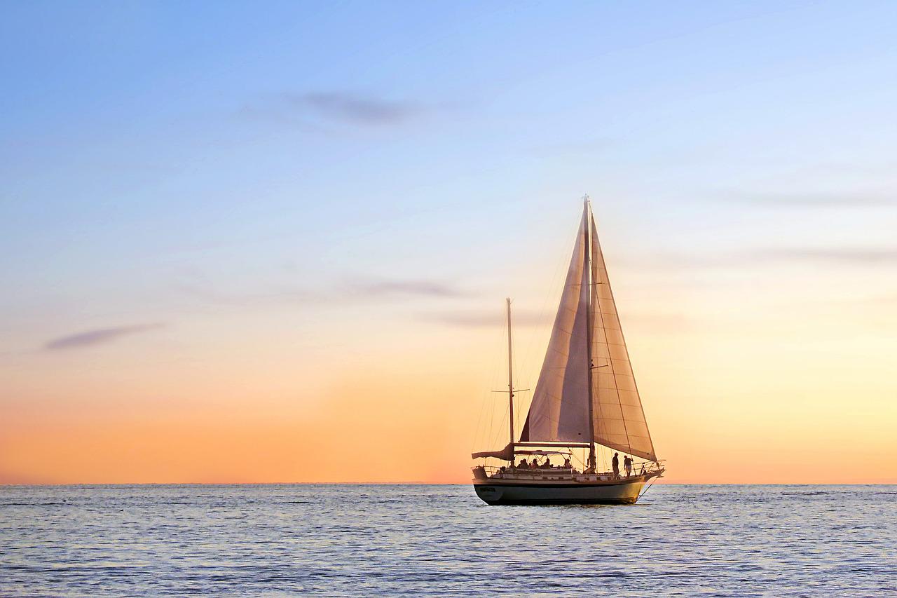 穏やかな海の夕景